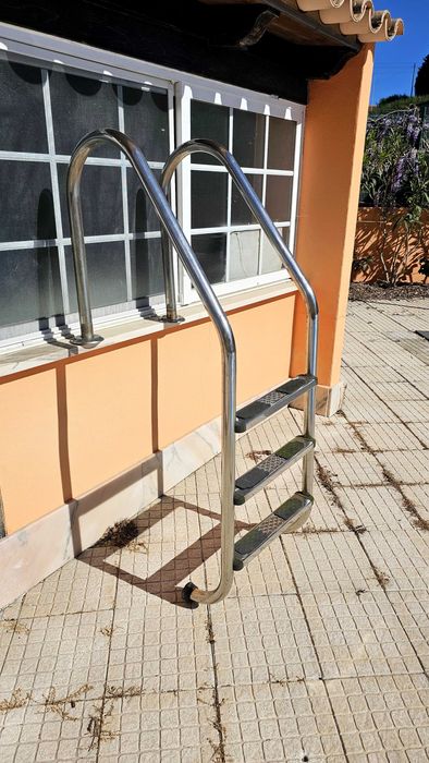 Vendo escada praticamente nova para piscina