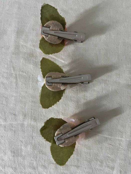 Ganchos de cabelo com flor e folhas – 3 unidades