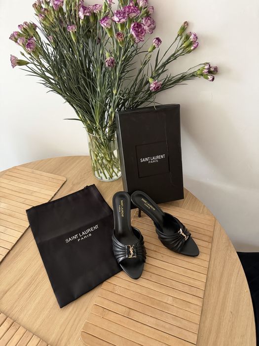 Szpilki YVES Saint Laurent Klapki Babylone Mules In Smooth Leather Sandały Mule