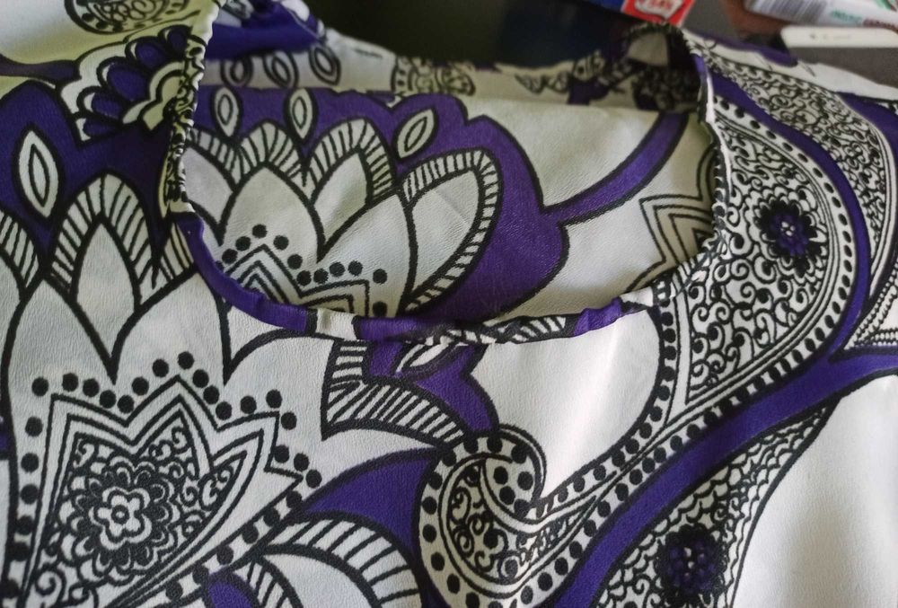 Biała sukienka w fioletowe i czarne wzory maxi vinted retro