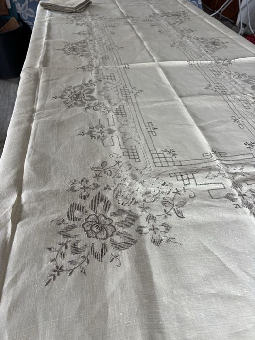 Toalha de mesa em puro linho com bordado feito à mão