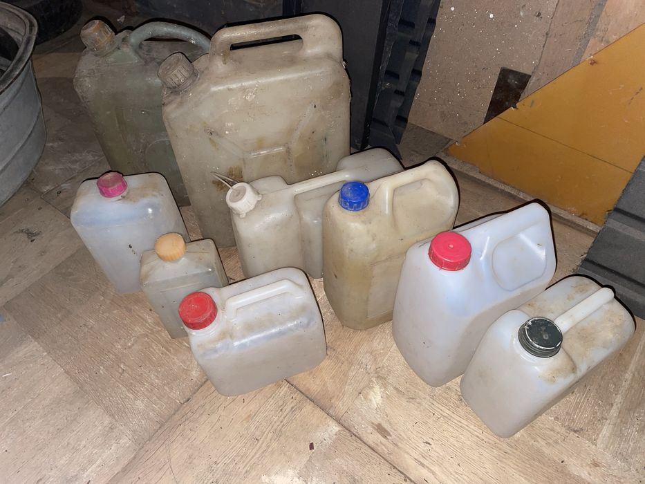 Пластикові каністри різного обʼєму