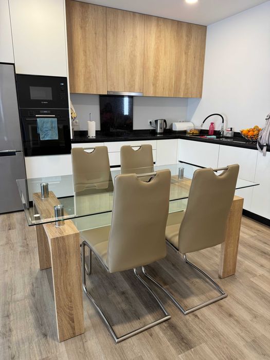 Mesa com tampo de vidro + 4 cadeiras