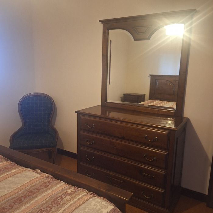 Mobilia de quarto de boa madeira e elegante
