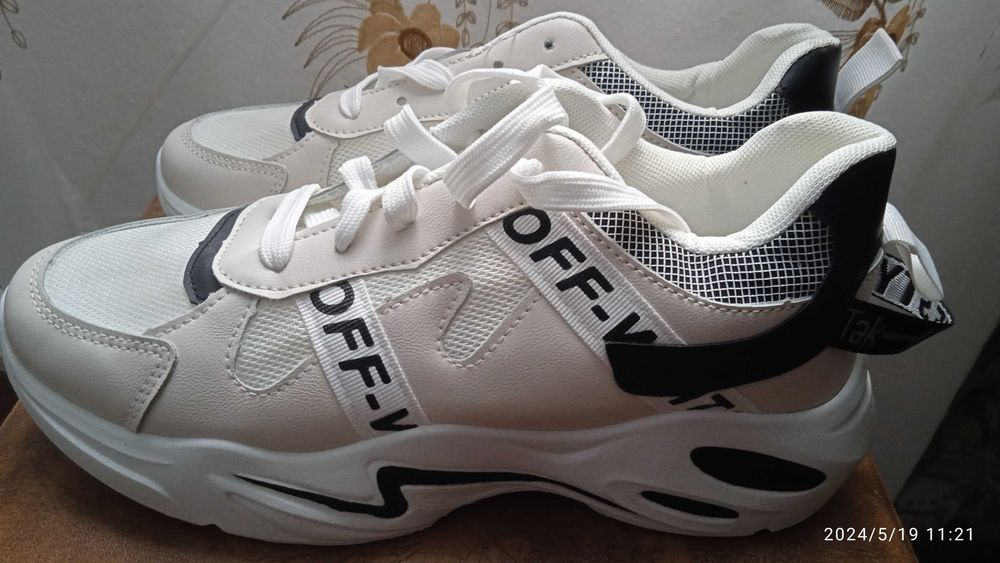 женские кроссовки