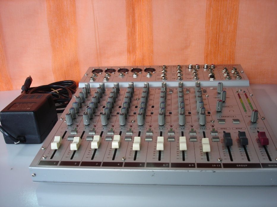Mesa de Mistura PHONIC AM-532.