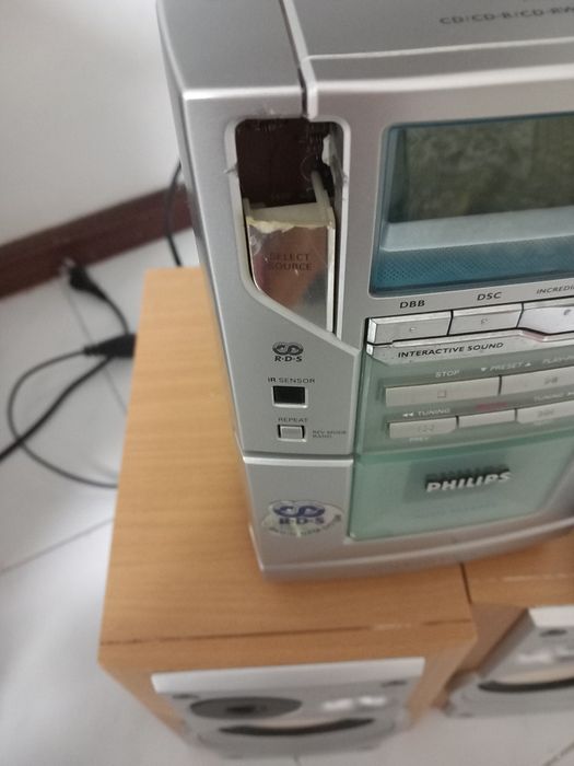 Aparelho de música Philips (Avariado) + 2 Colunas