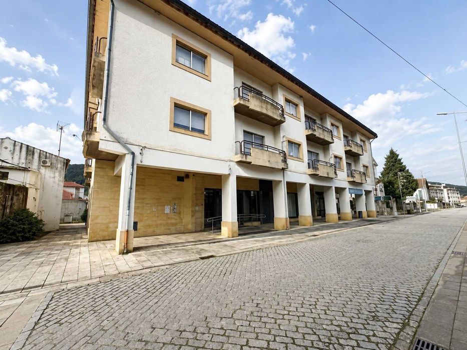 Loja e Espaço Comercial com 360 m² no Centro Histórico de Góis - Excelente Oportunidade de Investimento