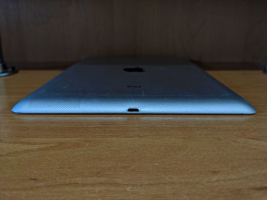 Планшет Apple iPad 4 A1458 16GB with Retina display with Wi-Fi+кабель