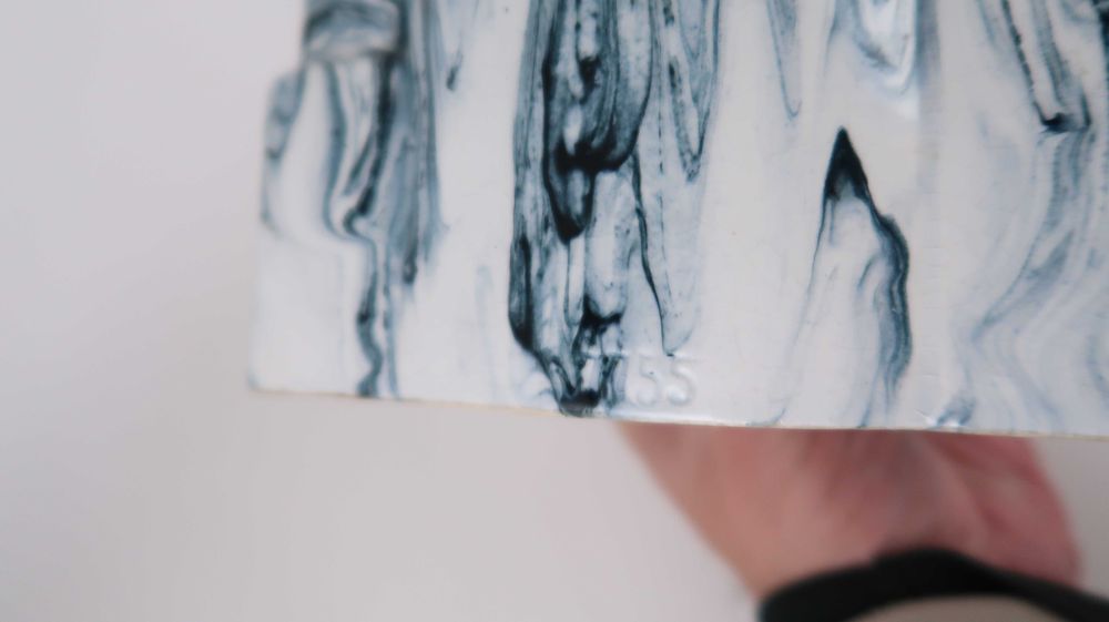 Escultura Castiçal em faiança marmorizada - Menina com gatos