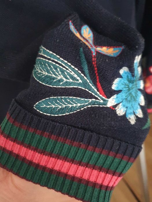 Sweter granatowy Esprit, rozm XS, z haftem kwiatów