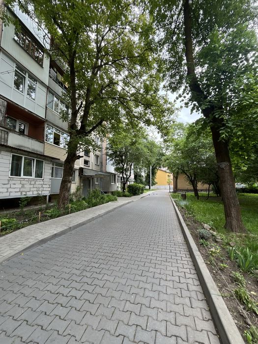 Квартира в гарному стані, з меблями в центральній частині.