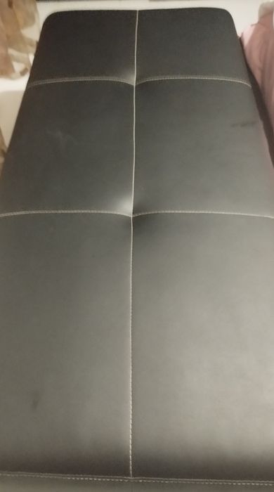 Puff em preto de pele sintética