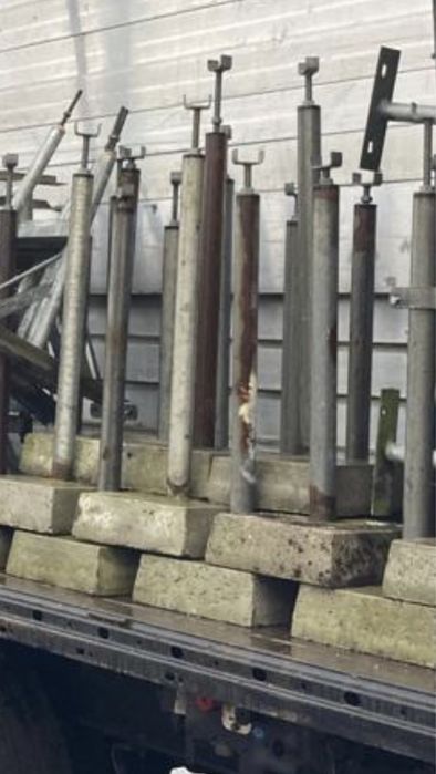 Stol aluminiowy ekspozycyjny. Podstawy pod stol.