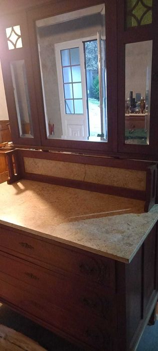 Cómoda antiga de madeira nobre com pedra mármore e espelhos