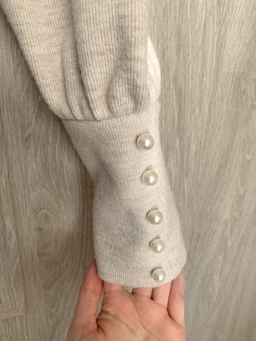 Bershka beżowy sweterek z bufiastymi rękawami z perełkami S