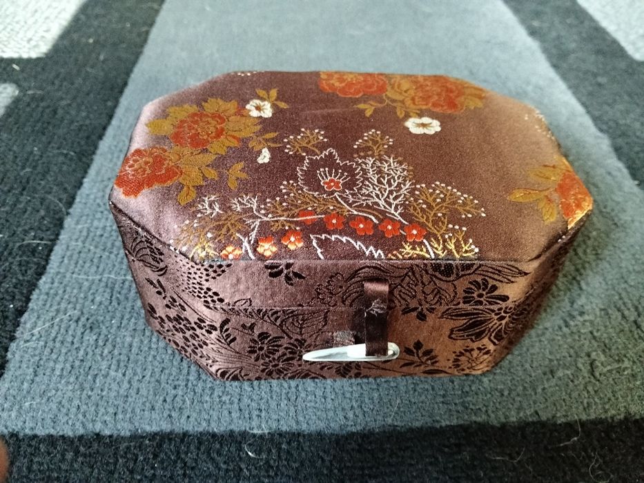 Caixa de joias oriental com estilo floral