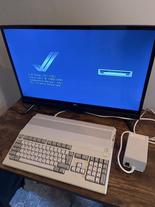 Commodore Amiga 500 z zasilaczem, padem do grania oraz kabelkami