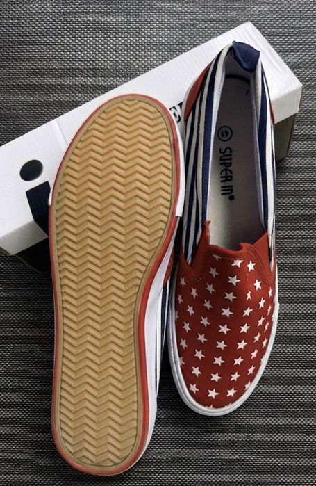 Nowe slip-ony w gwiazdki (r. 41)