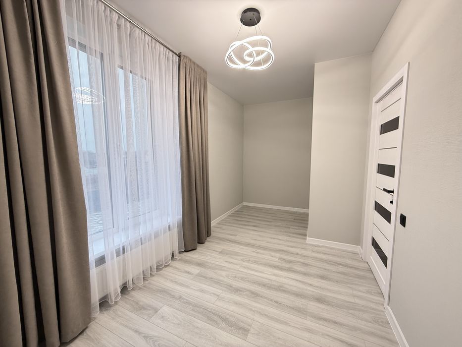 Таунхаус з новим дизайнерським ремонтом — заїжджай та живи