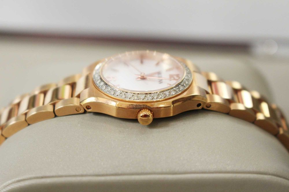Женские часы Bulova с 46 бриллиантами . Великолепный подарок девушке