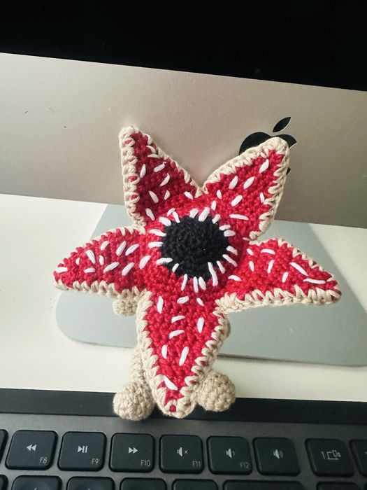 Stranger Things Demogorgon na szydełku breloczek