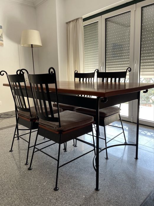 Mesa de sala de jantar e 4 cadeiras