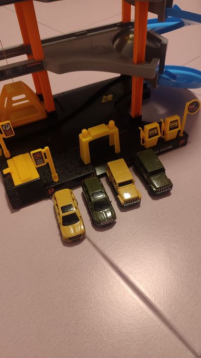 Трек Хотвілс і парковка з ліфтом+4 машинки