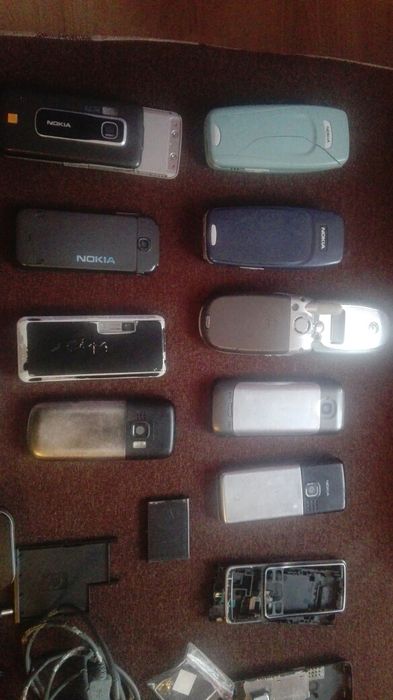 Zestaw telefonów komórkowych