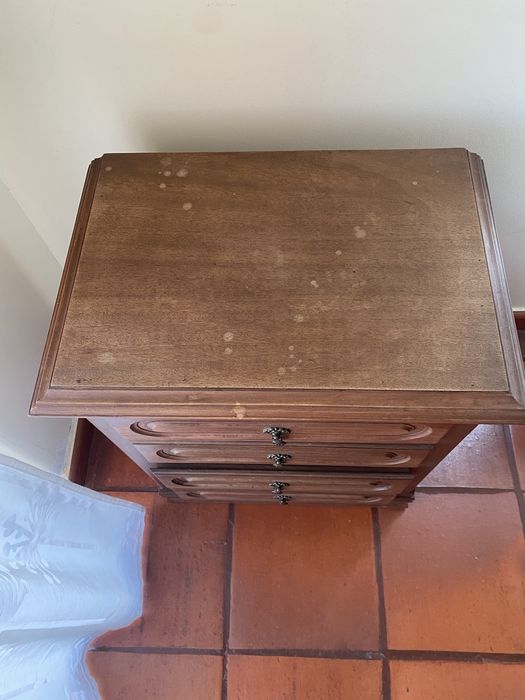 Mesa de Cabeceira Clássica com 4 Gavetas