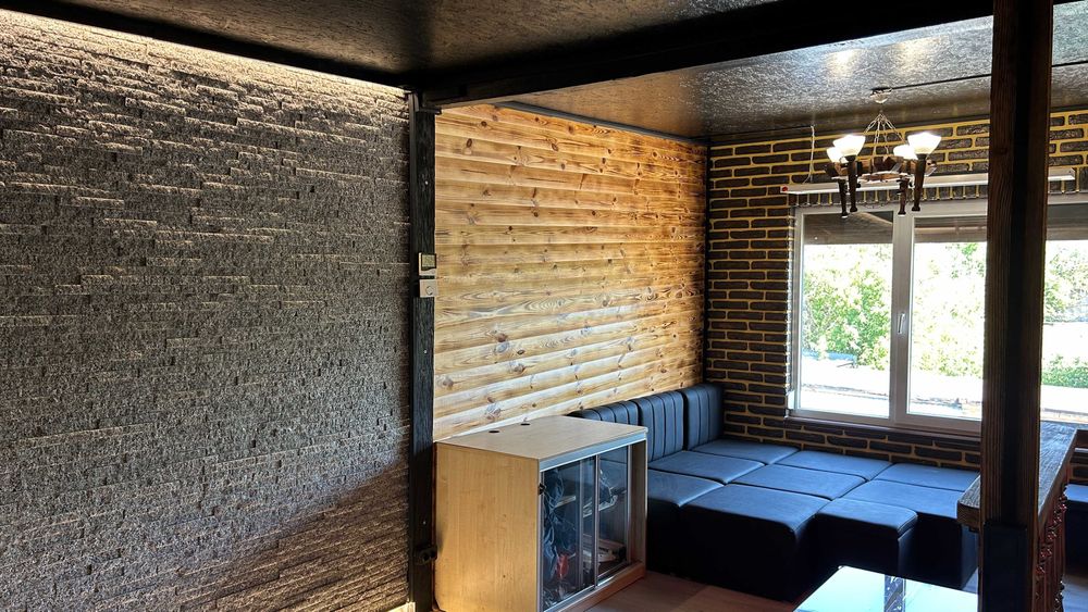 Сучасний приватизований гараж з кімнатою для відпочинку