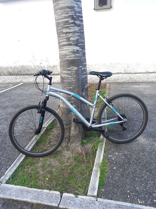 Bicicleta todo o terreno aro 26 cinzenta com acabamentos azuis