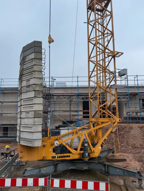 Żuraw szybkiego montażu  Liebherr 71K dźwig budowlany ciesielski