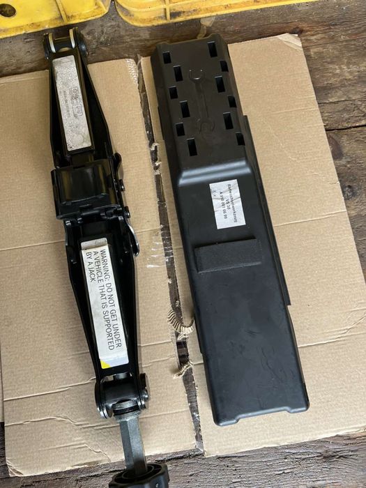 Домкрат мерседес спрінтер А910 комплект з ключами