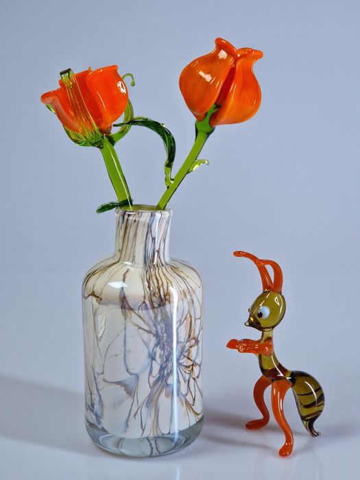 Szklany zestaw kwiatuszki w wazonie i mróweczka