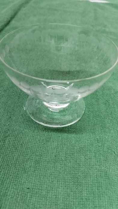 Taças de vidro com desenho gravado