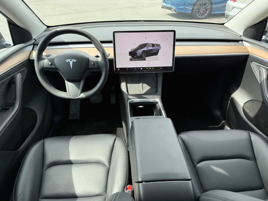 Tesla Model Y Long Range      2025