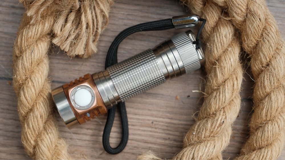 Latarka Emisar D4V2 - tytanowa