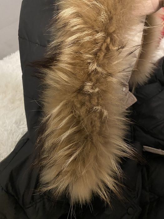 Dluga kurtka puchowa z futrem naruralnym