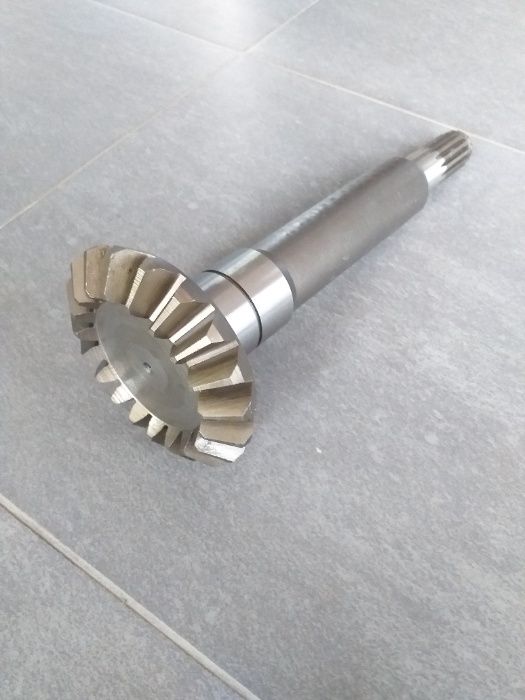 Wałek atakujący Z19 przekładni sieczkarni Kemper