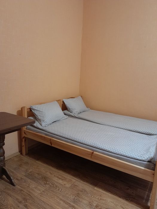 Здається подобово будинок,3 кімнати.