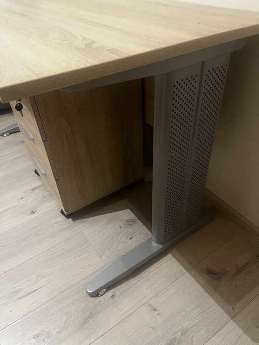 Regulowane biurko z szafką