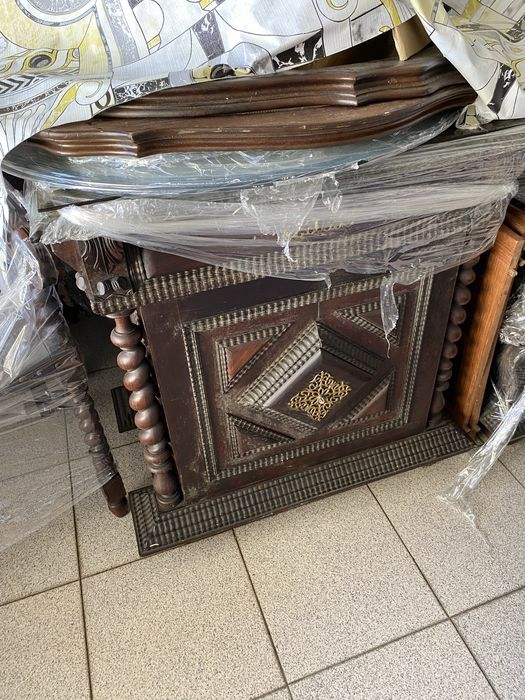 Escritório em Pau Santo. Mesa com tampo em vidro, estante para livros, cadeirão , duas cadeiras!
