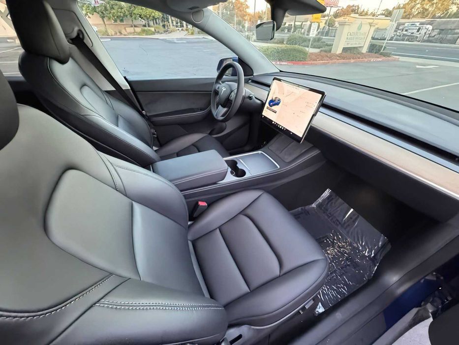 Tesla Model Y      2021