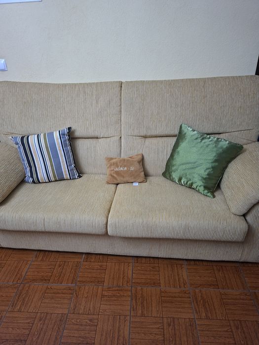 Vendo este    Sofá muito bom. a Bom Preço.