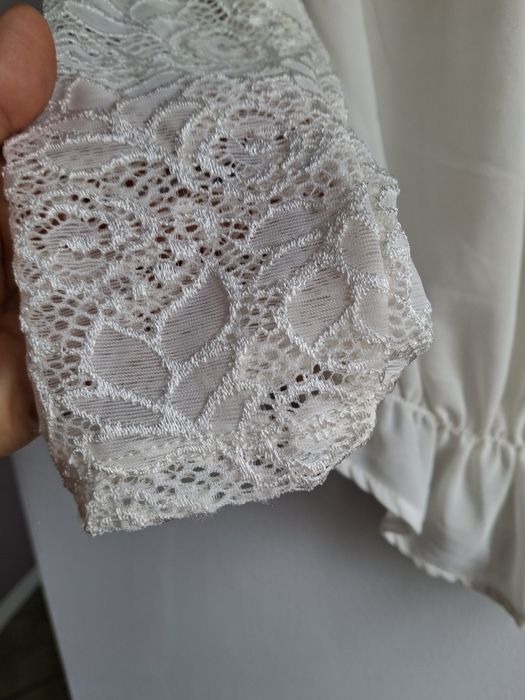Elegancka kremowa bluzeczka z koronką