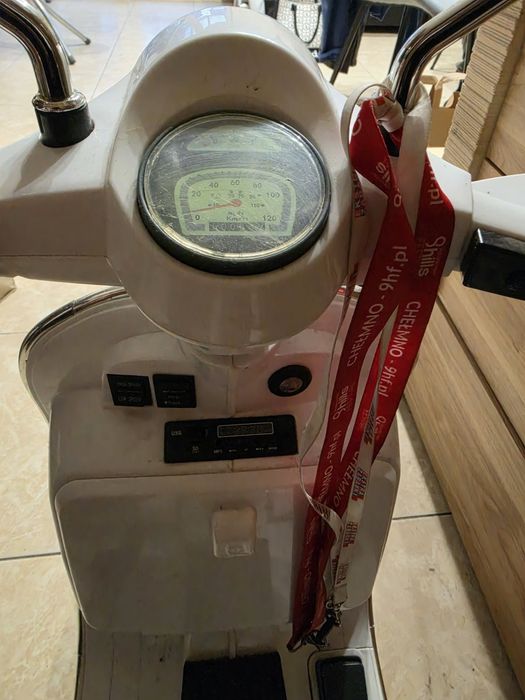 Skuter elektryczny Vespa dla dzieci – biały