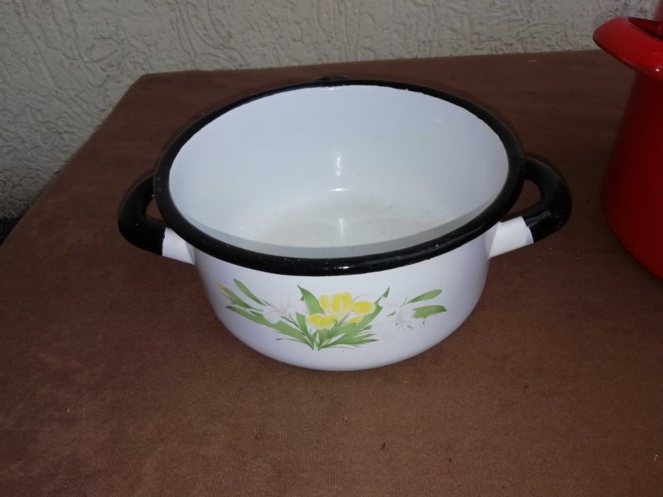 Dwa używane emaliowane garnki z PRL