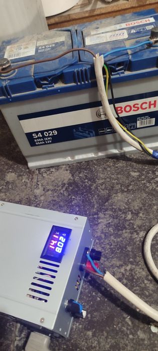 Зарядка  аккумулятора.
Аппарат с регулировкой от 0-30V по току от 0