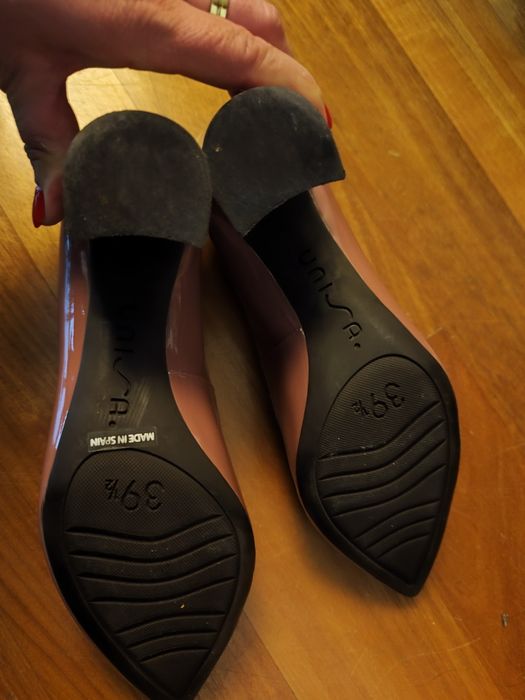 Sapatos em pele n.° 39 novos